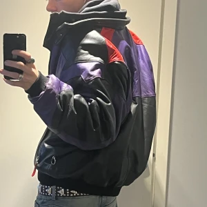 läderjacka från 80-talet CKX - den är i stirlek large och är puffig och luftig perfekt för vintern och hösten. siluetten är super och är fint croppad