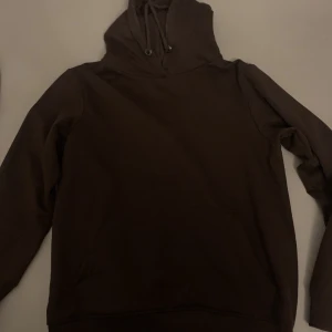 Hoodie - Två stycken tröjor i brun och beig som aldrig har används. Skriv om du bara vill ha en🩷om du ska ha båda så 200kr