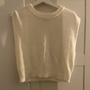 Vit väst från lindex - Vit stickad väst från Lindex som använts fåtal gånger🤍 kan fraktas men då står köparen för frakt!