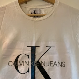 Calvin klein t-shirts  - Gullig t-shirts, använt få gånger.Den är i storlek M men passar mig som har storlek S