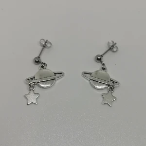 Örhängen ~rymden~ - Örhängen gjorda/designade av mig. De är nya/oanvända. Stift/studs i rostfritt stål. (frakt: 15 kr för frimärke) 