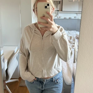 Beige zip tröja - Beige zip tröja från märket Lefties i storlek M. Jag har använt den både som en tröja som på bild 1 men också över andra kläder som på bild 2. Använd fåtal gånger, så i superbra skick. Skicka privat vid frågor eller diskussion av pris <3