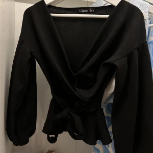 Svart Blus - Knytbar, puffärm