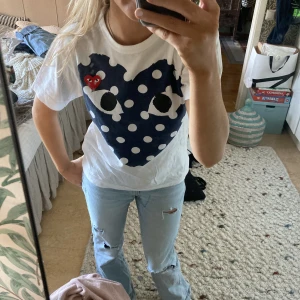 Cdg play tröja - Säljer denna skit coola tröja! Det är klädesmärke därför priset!😊💕✨men kan diskutera priset också! Killar kan också ha denna tröja! Köpt på Nk Stockholm