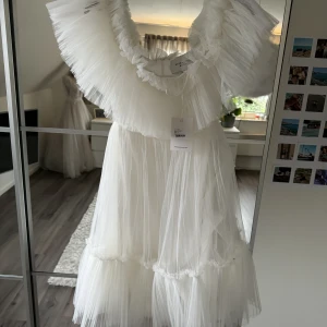 Studentklänning från by Malina - Säljer en jättefin vit klänning från by Malina som passar perfekt för studenten.  Klänningen är aldrig använd och har lappen kvar🫶🏻 Storlek: S (normal i storleken) Köpt för:2000kr på deras rea  Mitt pris: 1000kr ( priset kan diskuteras vid snabb affär) 