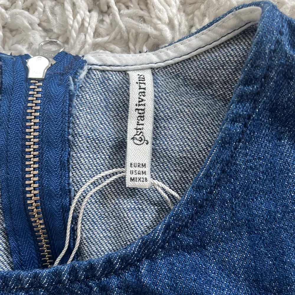 Fin jeans topp från stradivarius i storlek m men skulle säga att den är mindre än m och mer en s, använd 1 gång💝. Toppar.