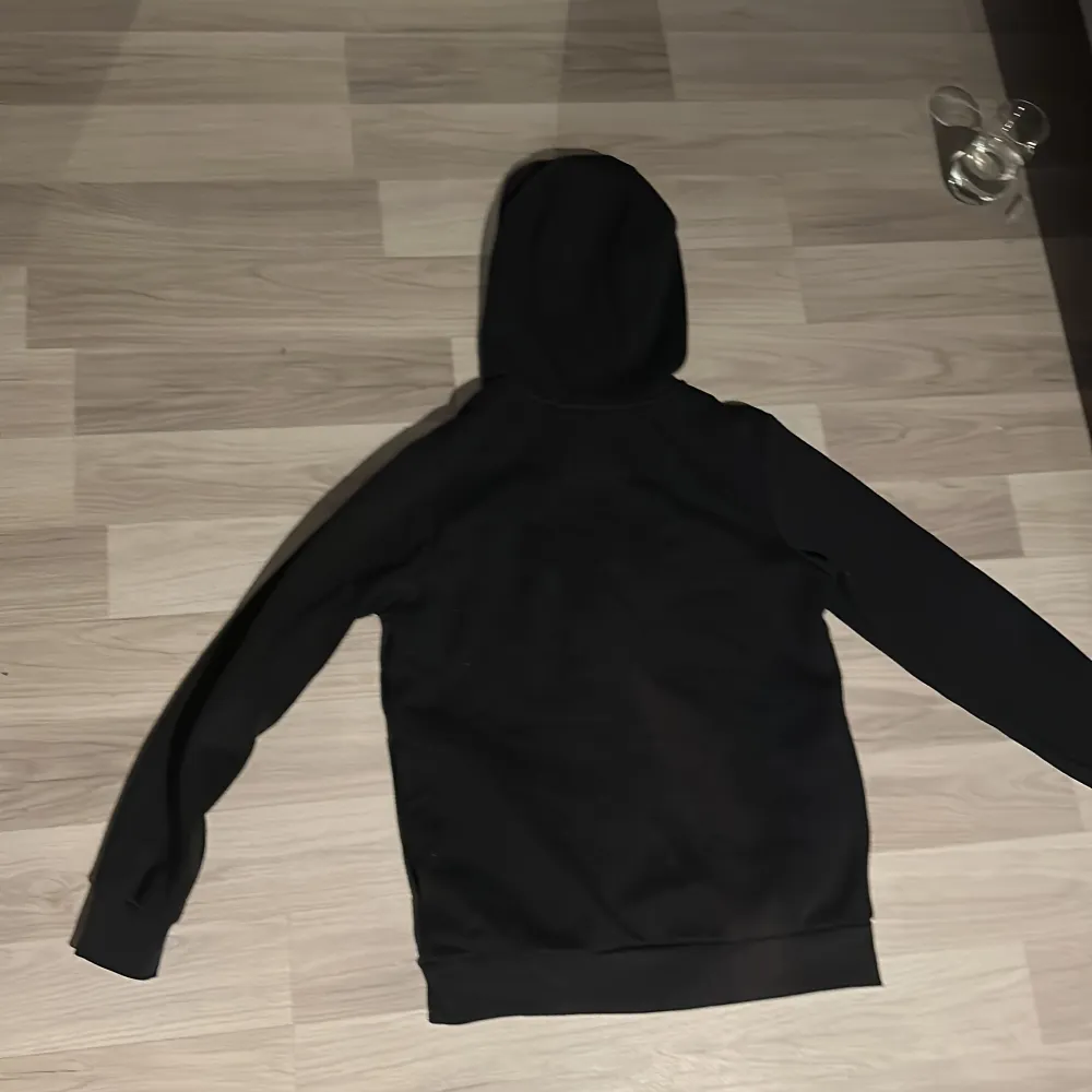 Använd många gånger lite solblekt . Hoodies.