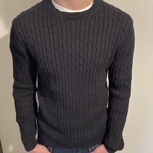 Kabelstickad Kashmir tröja från These glory days - Svart Kabelstickad Kashmir tröja från These glory days. 9/10 skick, knappt använd. Storlek L men passar perfekt även på M. Hör av er om ni har fler frågor!