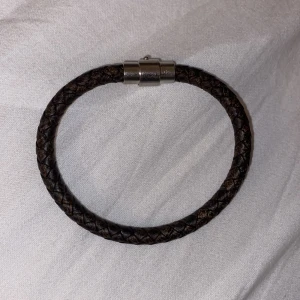 Brunt Läderarmband  - Snyggt brunt läderarmband cirka 20 cm