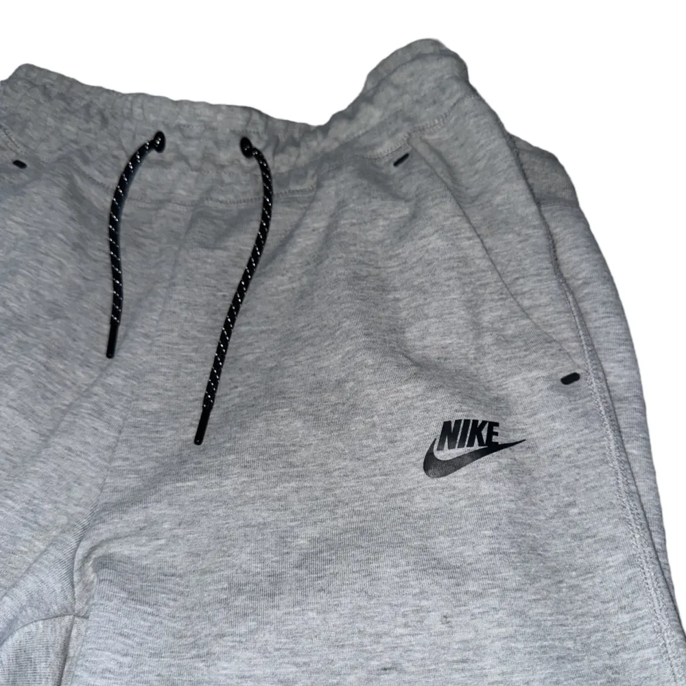 Gråa Nike tech byxor ! Helt felfria! Säljer för den kommer inte till användning! PRIS KAN DISKUTERAS ❗️❗️. Jeans & Byxor.