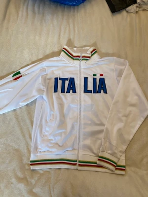 Italien kofta  - Italen kofta använd 1 gång och lyckades få en en fläck men som inte syns mycket