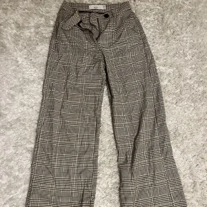 Rutiga kostymbyxor  - Jättefina kostymbyxor som tyvärr är för små för mig. Jättefint med en vit T-shirt 💓