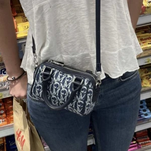 Jättefin väska - Hej jag säljer denna väska som är sparsamt använt❤️ säljer för kommer inte till användning längre. Väskan är liten men får plats med en mobil och nycklar. Max andvänd 5 gånger och är i nyskick ❤️ skriv för mer bilder 