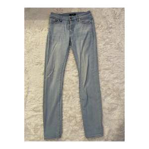 Ljusblå skinny jeans från märket Neuw, fint skick. Väldigt mjukt material, även väldigt stretchiga. Storlek: 30/32