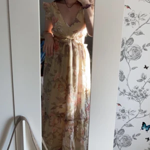 Sommarklänning  - Lång sommarklänning med blommigt mönster. Perfekt till varma dagar då den har ett väldigt tunt och luftigt material. Knytning i bak och kan skicka fler bilder om det önskas! (499kr original pris)