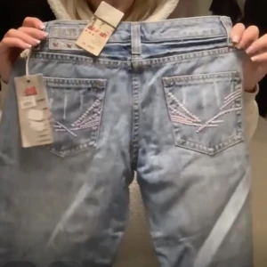 Low waist bootcut jeans - Säljer ett par svin snygga lågmidjade bootcut jeans då de var försmå för mig! De är helt nya och köpta för 700kr