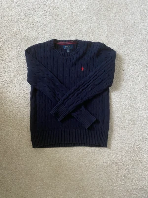 Polo Ralph lauren stickad tröja  - Snygg stickad polo Ralph lauren tröja som är i super bra skick. Passar typ 164. Tveka inte på att höra av er vid frågor🔥🔥