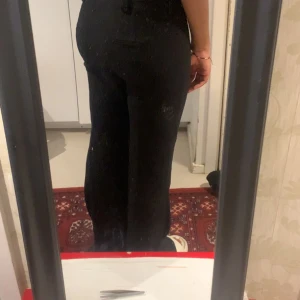 Zara kostymbyxor lågmidjade  - Jag köpte dessa kostymbyxor för några månader sen men har inte använt de än att bara prova de hemma. Byxorna är i väldigt bra skick och har inga skador. 