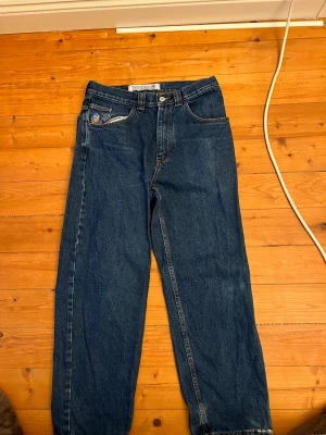 Polar 93 Denim - Säljer nu mina polar 93 denims eftersom att dom inte används längre, har använt dom väldigt mycket men finns inget hål i dom de är bara lite slitna längst nere.