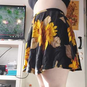 Liten kjol med solrosor. Lätt tyg som andas mycket. Väldigt trevlig till sommaren. Tycker den sitter lite tajt på mig 