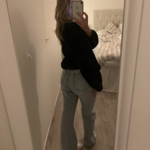 Jeans!! - Säljer mina oanvända jeans från hm!   Jag är 170 och de passar perfekt i längd hon på bilden är 160🥰. Köparen står för frakt!