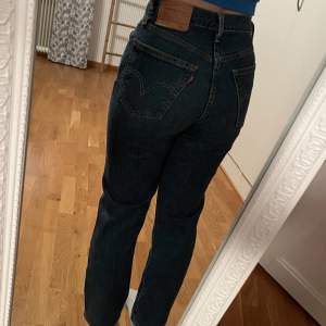 Jeans från Levis i modellen 501 cropp, säljer pågrund av att de är för små för mig❤️ Inga defekter, orginalpris: 1099kr