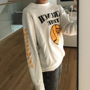 Vit sweatshirt  - För referens är jag en XS