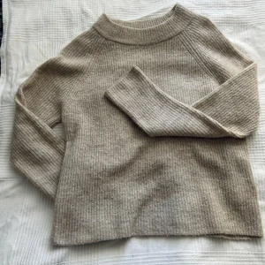 stickad tröja - en jättefin bege stickad tröja nu i höst/vinter. är i bra skick