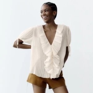 Blus - Säljer denna populära blus från zara. Den är aldrig använd