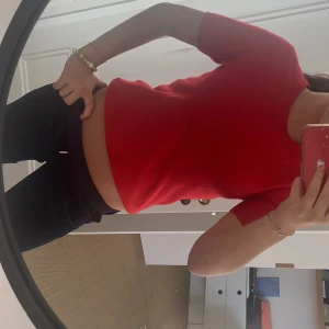 Lisa yang tröja  - Har en fläck därav priset annars sjukt bra skick extremt fin färg men säljer pågrund av att jag försöker rensa ut och den sitter lite litet på mih storlek m men passar s skulle jag säga. Nypris är 3100