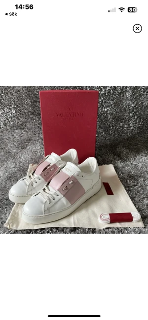 Valentino open  - Säljer nu mina rosa valentino skor då de inte kommer till användning. De är i storlek 39 men passar mig som har 38 också. De är rätt smutsiga på undersidan men jag tror det går bort. Dustbag, extra skosnören, låda osv medföljer!  Nypris ca 6000kr (Äkta)