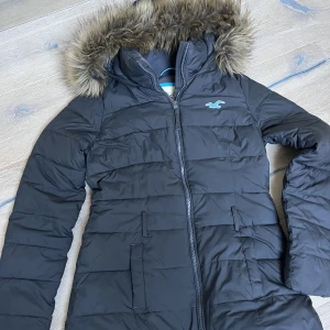 Hollister vinterjacka  - Blå/grå Hollister vinterjacka i storlek XS. Mycket fint skicka. Djur- och rökfritt hem. 