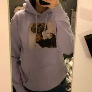 Ariana Grande hoodie, perfekt för dig som gillar henne. Bra skick! Ljuslila färg:)