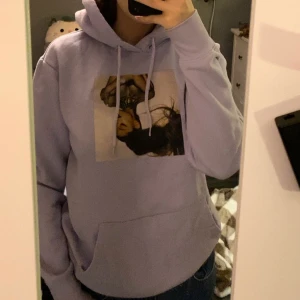 Hoodie med tryck - Ariana Grande hoodie, perfekt för dig som gillar henne. Bra skick! Ljuslila färg:)