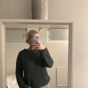 Steickad tröja  - Grön stickad tröja, står storlek L men jag tycker den sitter som en M