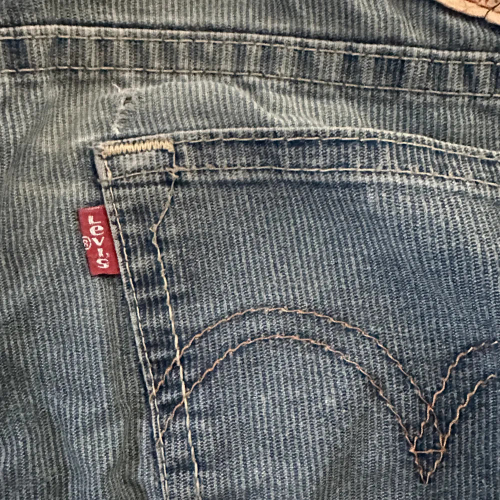 Levis jeans i okej skick. Defekter visas på bild 3 Köpta här på plick men aldrig använda av mig då de var för stora tyvärr . Jeans & Byxor.