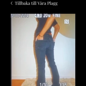 jeans - säljer dessa svarta lågmidjade snygga jeansen. Säljer då jag har ett par nästan exakt likadan. jättesnygga i storlek S❤️❤️