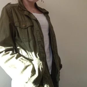 Höst jacka  - Hej säljer denna jätte fina höstjackan i militär i storlek xs-s jätte fint skick en likande jacka som min andra annons❤️