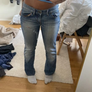 Lågmidjade ljusblå jeans  - Boss orange jeans. Lågmidjade och snygg passform. Jag är 163. Skriv för mått 👍🏿👍🏿