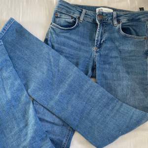 Jättefina jeans från zara som är bootcut och utsvängda