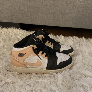 Air jordan - Väl använda men fortfarnde fina. Strl 38 men passar även mig som har vanligtvis 37
