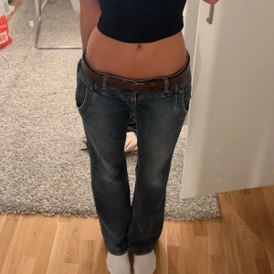 Jeans - Säljer mina ascoola jeans som är lite för stora även fast jag sytt in de, kolla gärna in mina andra annonser!!