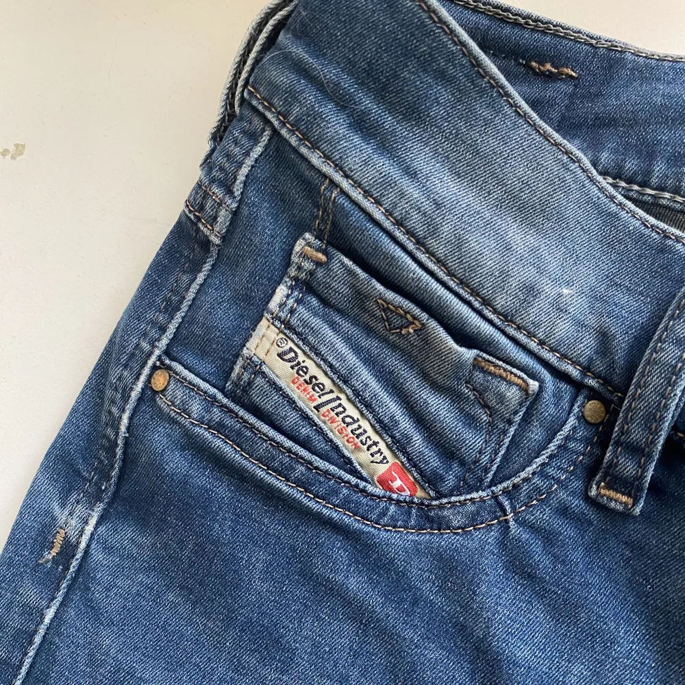 Säljer dessa supersnygga jeans från diesel då de inte kommer till användning, de är i väldigt bra skick, men de är lite slitna vid fotkanten(se bild 3) pris kan diskuteras, skriv vid frågor💕. Jeans & Byxor.