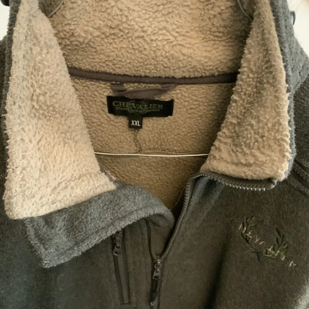 Riktigt varm fleece tröja inför de kommande kalla månaderna. Sparsamt använd med knappa tecken på användning. Nypris ligger mellan 1000-1500kr. Storlek XXL men passar även XL.. Tröjor & Koftor.