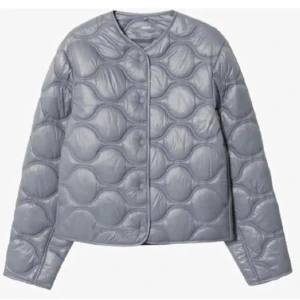 Mango Jacka - Säljer min jacka ifrån mango då jag inte får användning av den längre! Den har ett litet märke/hål (se på sista bilden) men annars i fint skick🩷Storlek L men passar mig som är S i vanliga fall