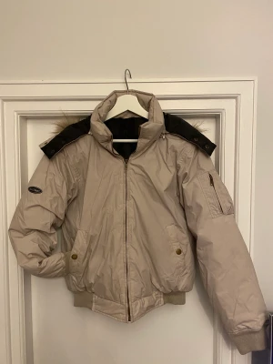 Dunjacka - Sparsamt använd dunjacka från WollfWear. Nytvättad (rök- och djurfritt hem). Varm och skön!