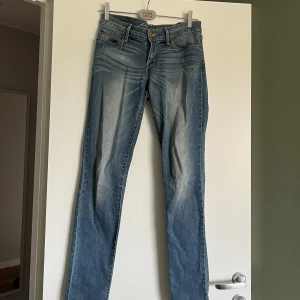 Levis jeans  - Lågmidjade levisjeans. Storlek 27