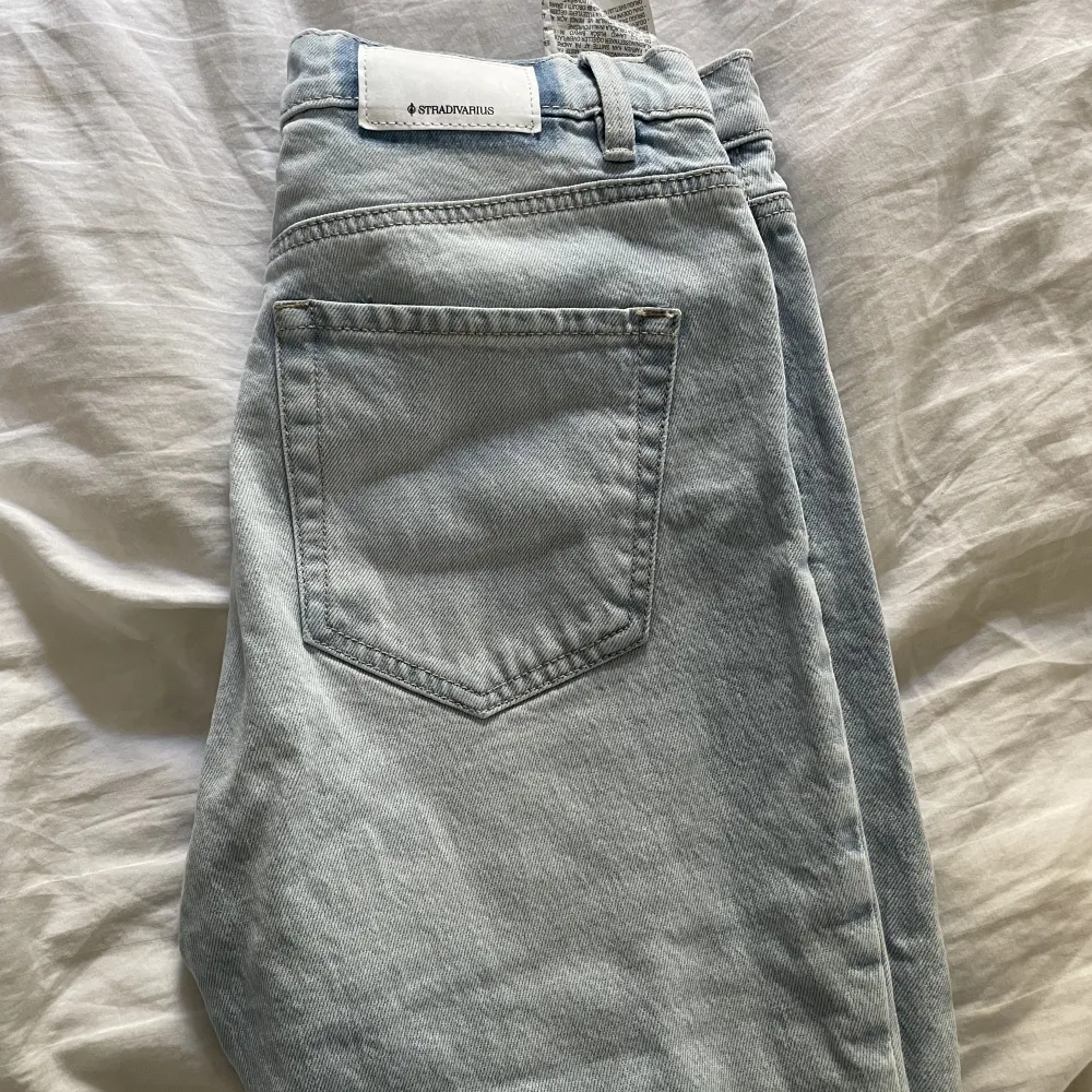 Raka jeans från stradivarius. Jeans & Byxor.