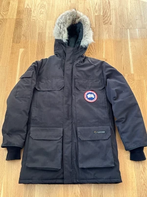 Canada Goose Jacka  - Hej! Säljer nu denna ”Canada Goose Jacka” Befintligt skick. (Storlek XS/TP) Tillkommer endast endast Jacka vid köp. Endast Frakt!!  