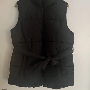 Väst - Suuuuperfin väst från Lindex. Knutband vid midjan som gör att den markerar midjan väldigt fint. Använd ca 3 veckors tid men inga defekter alls! Som nyskick.